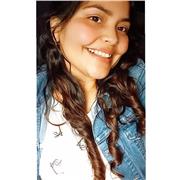 Profesora de inglés avanzado enseña clases a niños